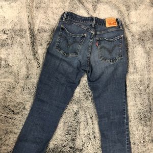 Size 6 mid rise Levi’s skinny jeans